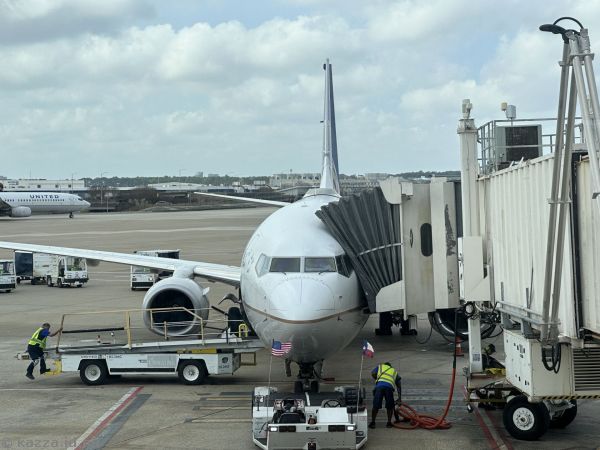 United Boeing 737-900(ER) N37465 at Houston George Bush Airport