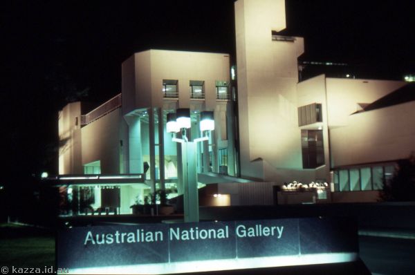 1986 - Australian National Gallery by night