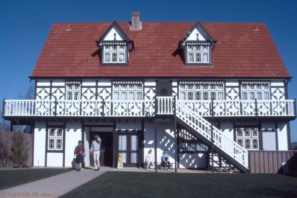 1986 - Cockington Green main building