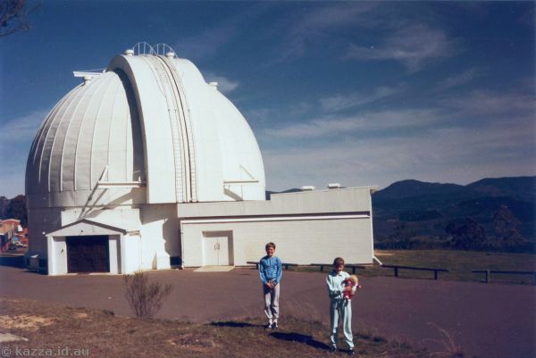 1986 - David and me in front of Mount Stromlo Observatory building