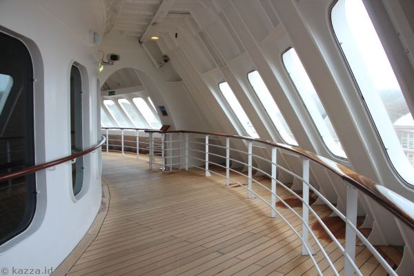 Bow end of the deck 7 promenade