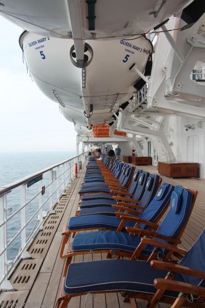 Deck chairs on deck 7, unfolded and with cushions