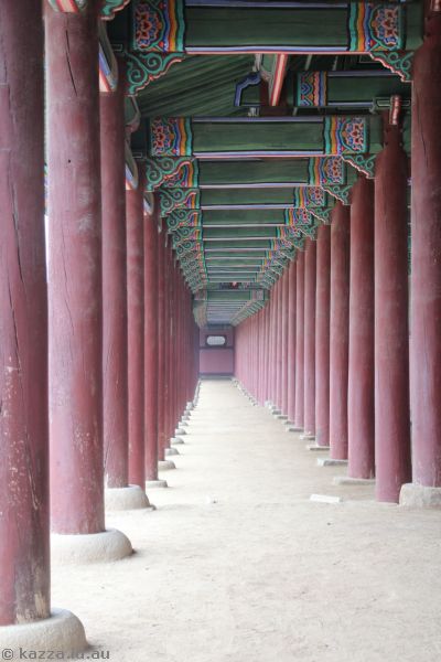 Covered walkway on west side of Geunjeongjeon hall