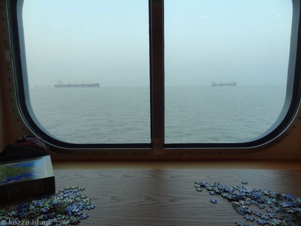 Doing a jigsaw while watching ships sail down the Yangtze River