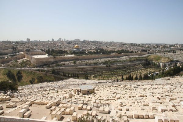 View across the cemetery to the Temple Mount