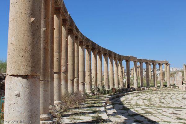 Columns around the Oval Plaza<br/>Photo by Dad