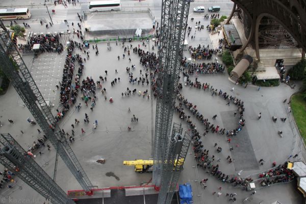 Queues for the east and south pier entrances