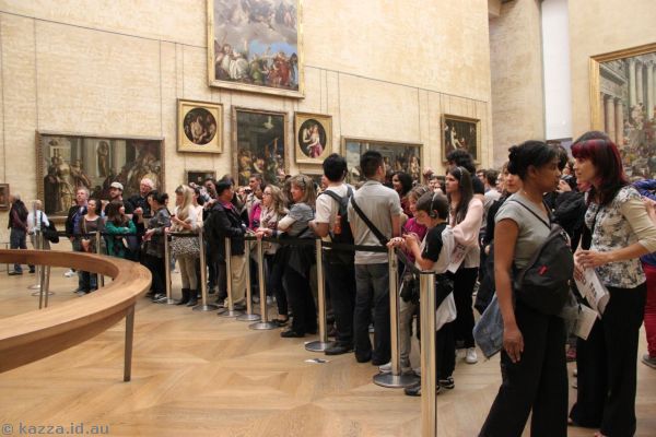 Crowds viewing the Mona Lisa