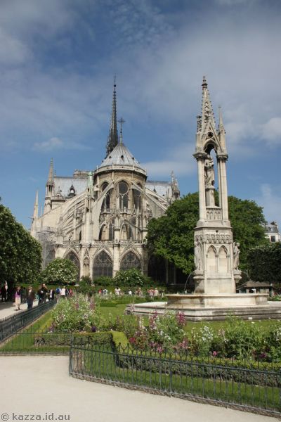 Notre Dame and Fontaine de la Vierge