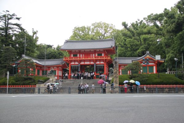 Gate to Yasaka Shrine