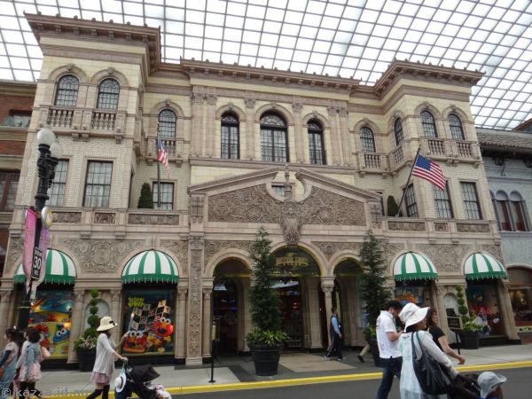 Universal Studios Store aka The Beverly Wilshire Hotel