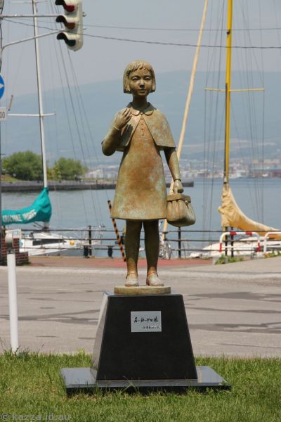Statue of Kimi-chan, the girl in red shoes