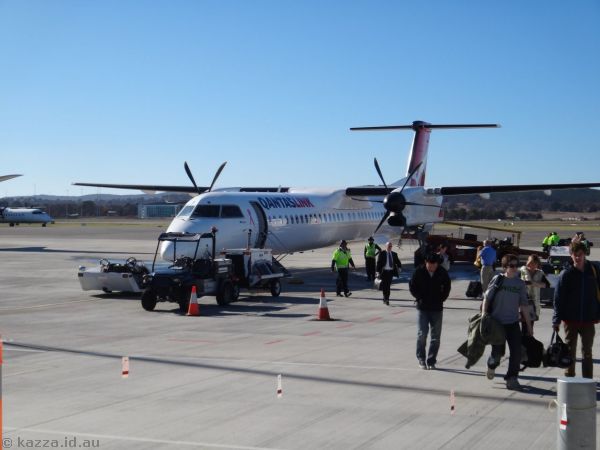 QantasLink Dash 8-400 VH-QOS at Canberra Airport
