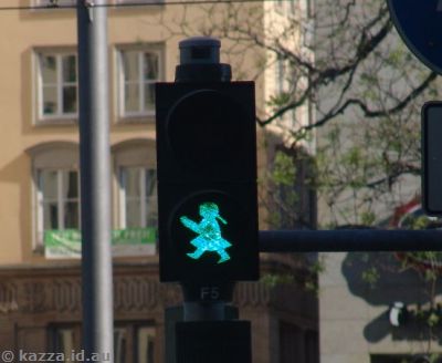 A variation on the Berlin stop/go lights - a girl!