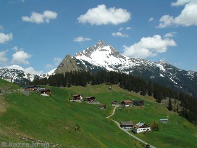 Biberkoft and cute chalets just outside of Warth