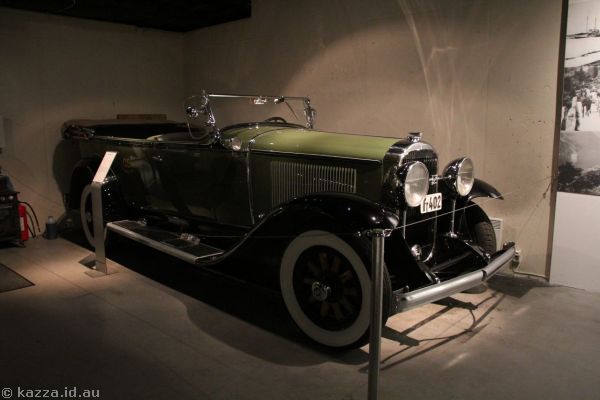 Vintage cars under the hotel