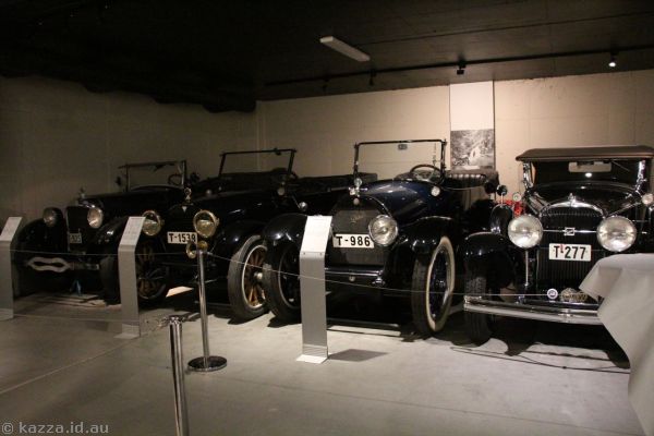 Vintage cars under the hotel