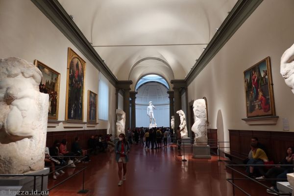 Hall with Michelangelo statues