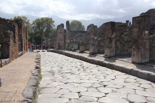 View south along Via Stabiana at Via dell'Abbondanza