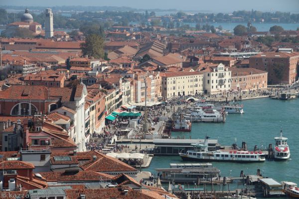View along the Riva degli Schiavoni and all the crowds
