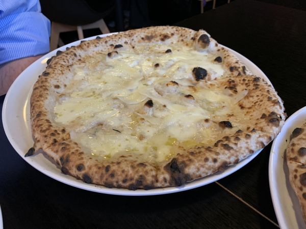 Artigiana quattro formaggi pizza