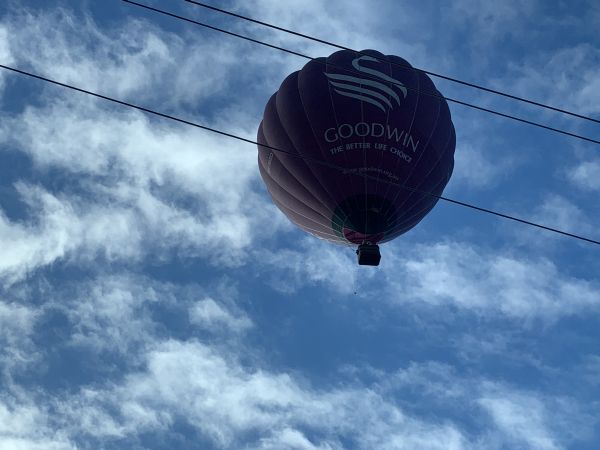 Hot air balloon over our street