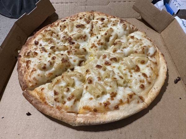 Mac and cheese pizza
