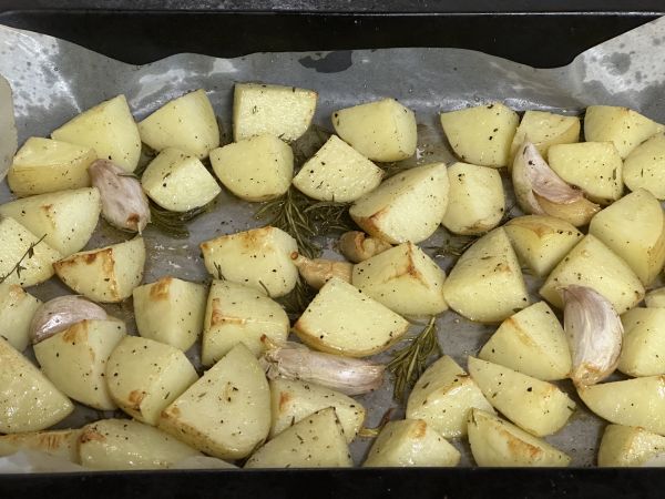 RecipeTin Eats - Garlic Roast Potatoes