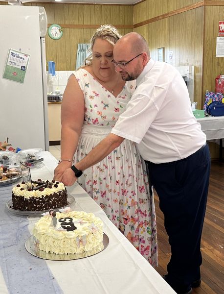 Sarah and Ben cutting their cake