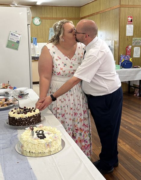 Sarah and Ben cutting their cake