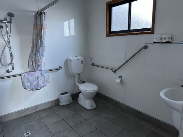 Bathroom in our cabin at Reflections Burrinjuck