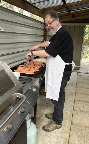 Stu cooking sausages