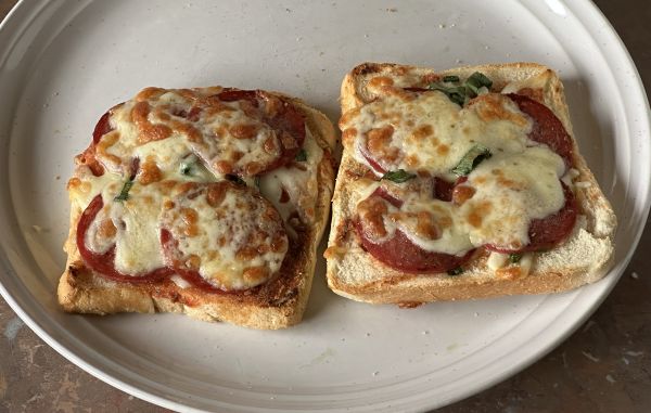 Toast pizzas