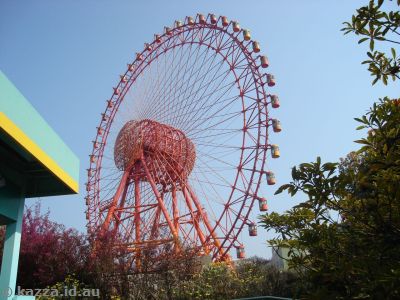 Space Eye ferris wheel (Ferris wheels are very popular in Japan)