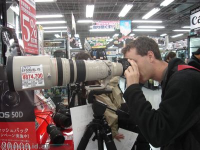 Andrew looking through a 874k Yen lens