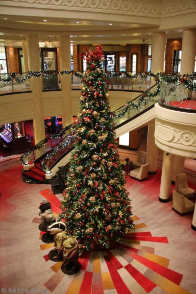 Christmas tree in the Grand Lobby of the Queen Mary 2