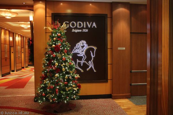 Christmas tree outside Godiva chocolate bar