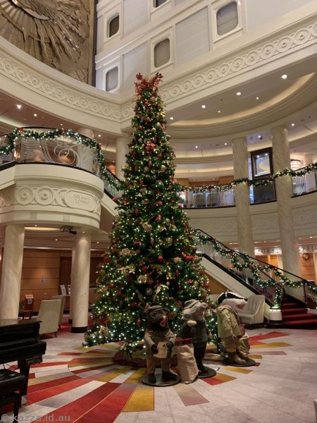 Christmas tree in the Grand Lobby of the Queen Mary 2