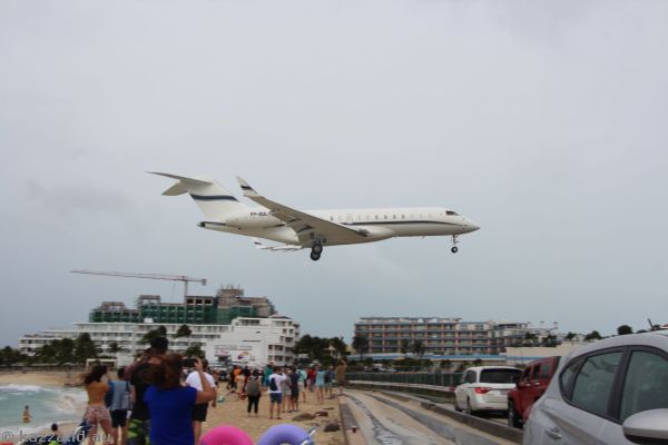 Bombardier Global Express-BD-700-1A10 PP-GUL landing at St Maarten
