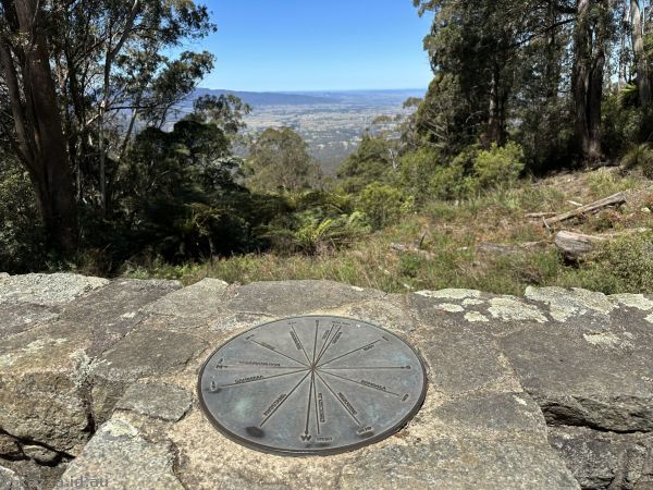 Direction and distance marker at Fred Piper Memorial Lookout