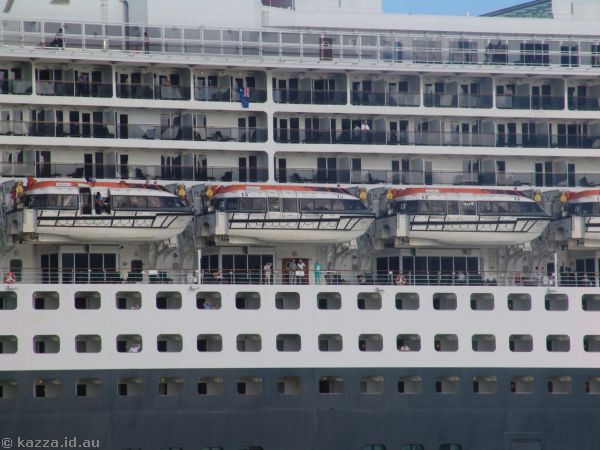 Close up of midships balconies, including a couple of Princess Grill passengers in their bath robes!