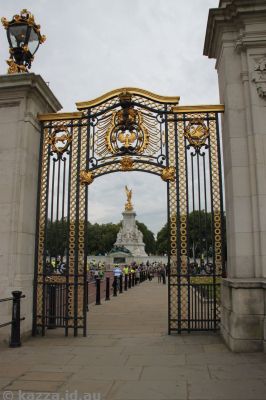 Victoria Memorial through the Australia Gate