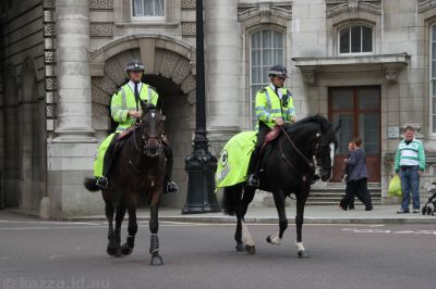 Mounted police coming through Admiralty Arch