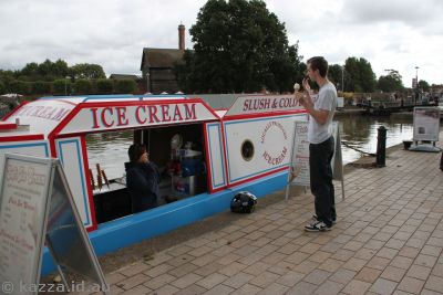 Stratford-Upon-Avon is a canal town, so even the ice creams are sold from barges!