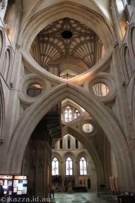 Scissor reinforcing in Wells Cathedral