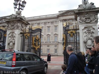 Gates open at Buckingham Palace