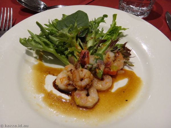 Stir fried shrimps, capsicum, red onion and tomato served on mesclun letter with ginger soy dressing.  Quite tasty