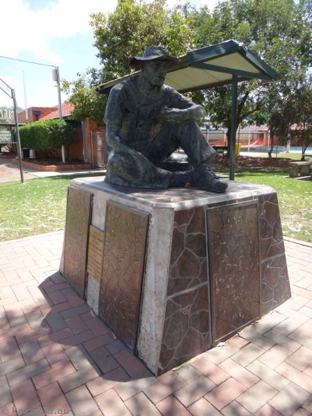 Banjo Patterson statue in Winton