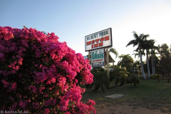 Albert Park Motor Inn sign<br>Photo by Mum