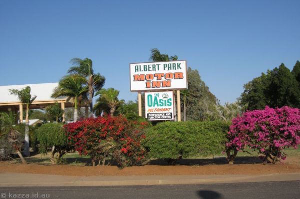 Albert Park Motor Inn sign<br>Photo by Mum